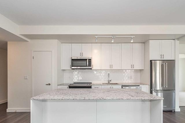 212 - 210 Sabina Dr, Condo with 3 bedrooms, 3 bathrooms and 1 parking in Oakville ON | Image 6