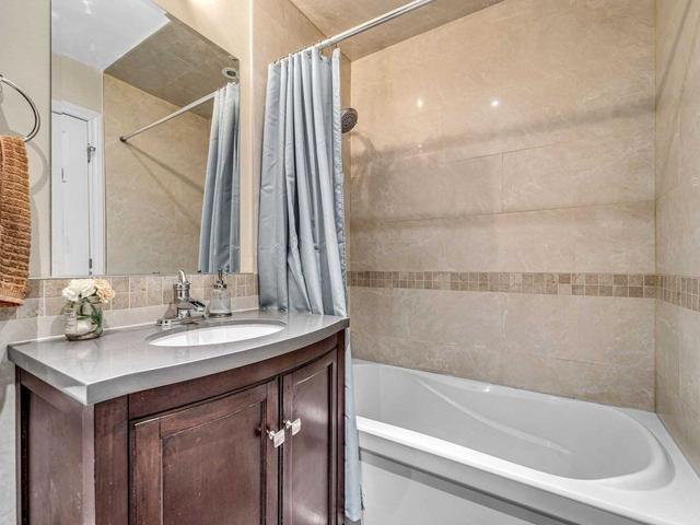 201 Hollyberry Tr, House semidetached with 3 bedrooms, 3 bathrooms and 4 parking in Toronto ON | Image 10