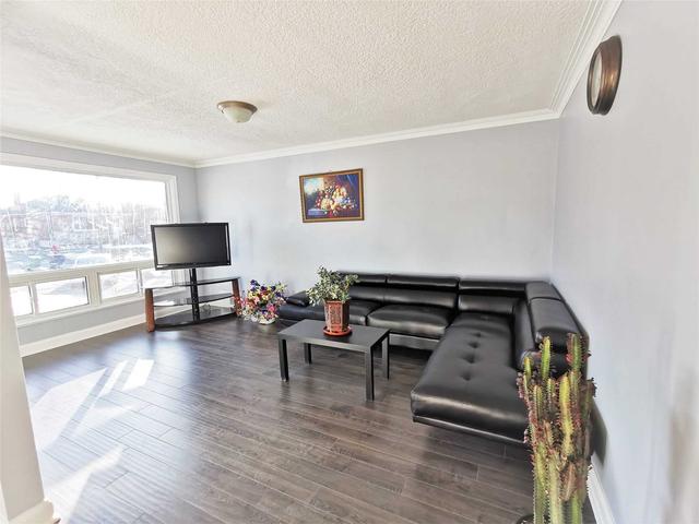 38 Midholm Dr, House detached with 3 bedrooms, 3 bathrooms and 6 parking in Toronto ON | Image 7