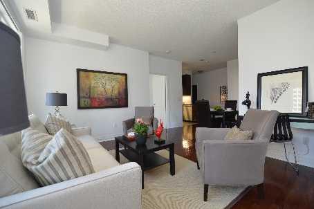 809 - 35 Balmuto St, Condo with 2 bedrooms, 2 bathrooms and 1 parking in Toronto ON | Image 3