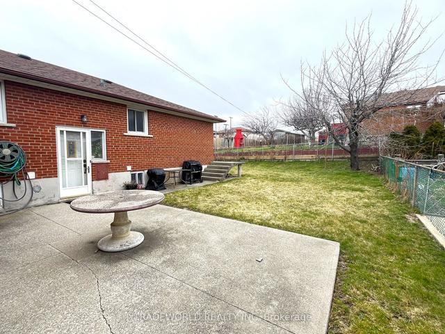 122 Honeywood Rd, House detached with 3 bedrooms, 2 bathrooms and 4 parking in Toronto ON | Image 24