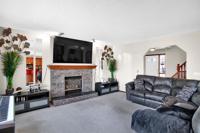 36 Fairways Drive Nw, House detached with 3 bedrooms, 2 bathrooms and 4 parking in Airdrie AB | Image 2