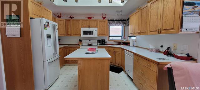211 2nd Avenue E, House detached with 4 bedrooms, 4 bathrooms and null parking in Unity SK | Image 2