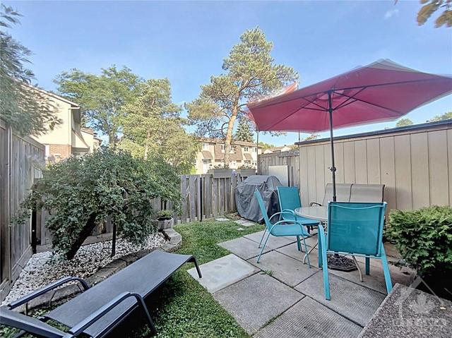 1723 Lamoureux Drive, Townhouse with 3 bedrooms, 2 bathrooms and 1 parking in Ottawa ON | Image 23