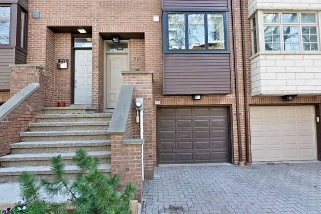 211A Mutual St, House attached with 3 bedrooms, 3 bathrooms and 1 parking in Toronto ON | Image 2