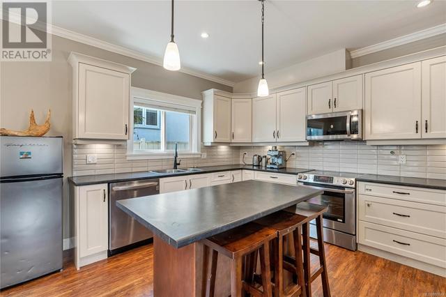 157 Maddock Ave W, House detached with 5 bedrooms, 4 bathrooms and 4 parking in Saanich BC | Image 7