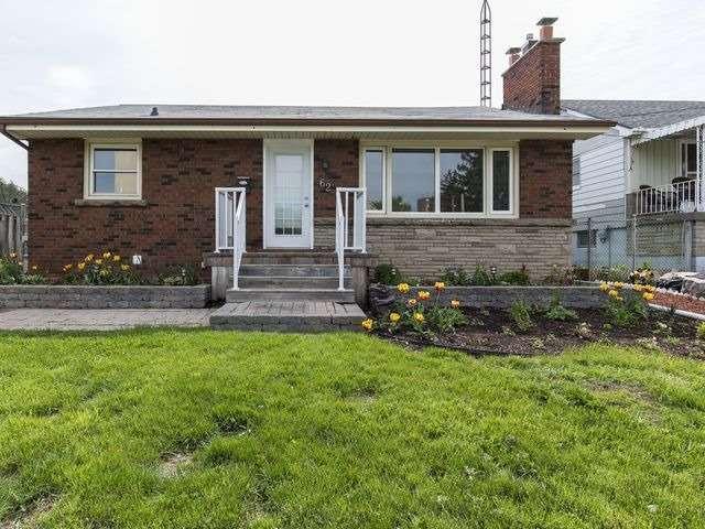 62 Lake Ave N, House detached with 2 bedrooms, 2 bathrooms and 8 parking in Hamilton ON | Image 1