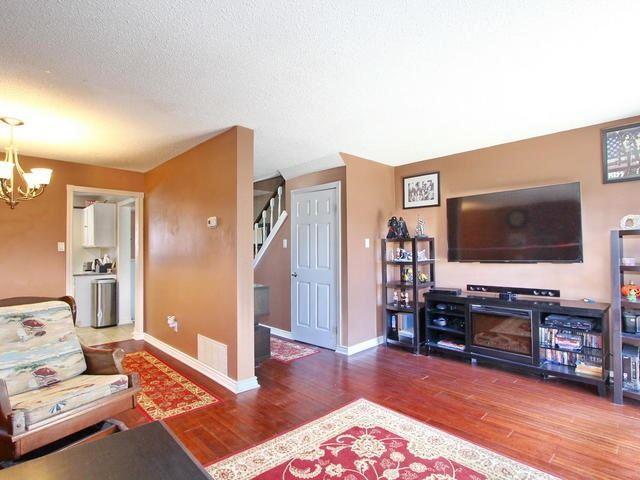 144 Moregate Cres, Townhouse with 3 bedrooms, 2 bathrooms and 2 parking in Brampton ON | Image 5