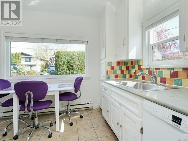 2514 Empire St, House detached with 2 bedrooms, 1 bathrooms and 3 parking in Victoria BC | Image 11