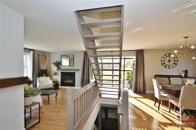 2111 Stratton Drive, House detached with 6 bedrooms, 4 bathrooms and 6 parking in Ottawa ON | Image 3