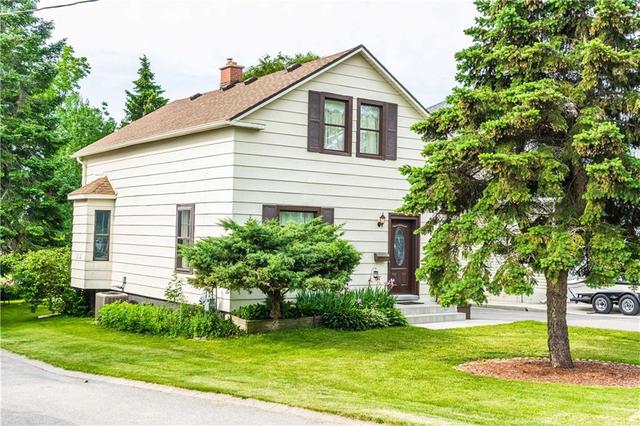 60 Beverly Street W, House detached with 3 bedrooms, 1 bathrooms and 4 parking in Brant ON | Image 2