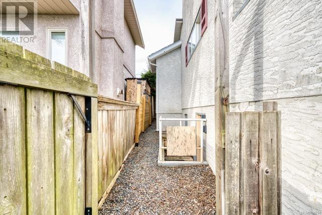 1332 Lyall St, House detached with 2 bedrooms, 1 bathrooms and 2 parking in Esquimalt BC | Image 14