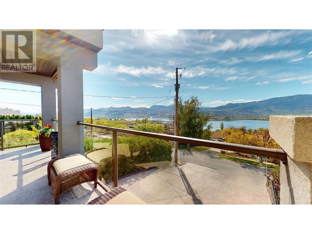 3033 37th Street Street, House detached with 4 bedrooms, 2 bathrooms and 2 parking in Okanagan Similkameen A BC | Image 2
