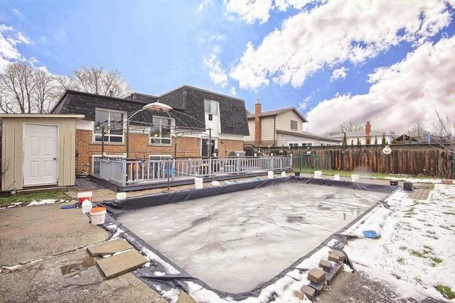 11 Deerfield Crt, House detached with 3 bedrooms, 2 bathrooms and 6 parking in Whitby ON | Image 32