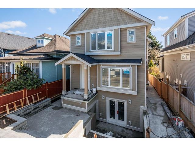 sl2 - 1572 E 11 Avenue, House detached with 3 bedrooms, 4 bathrooms and null parking in Vancouver BC | Image 4