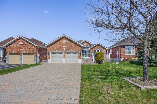 4 Falcon Cres, House detached with 2 bedrooms, 3 bathrooms and 6 parking in Barrie ON | Image 1