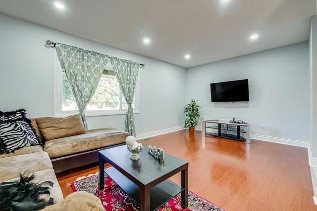 259 Hansen Rd N, House semidetached with 3 bedrooms, 1 bathrooms and 3 parking in Brampton ON | Image 5