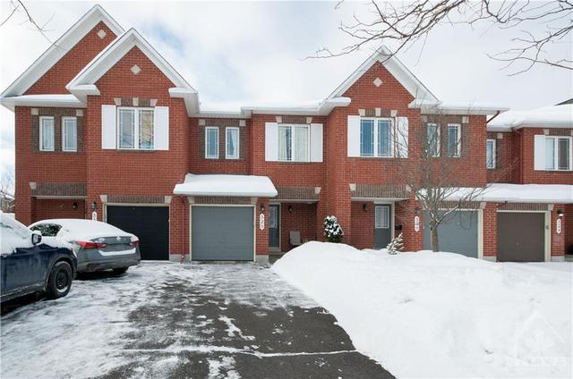 528 Woodchase Street, Townhouse with 3 bedrooms, 3 bathrooms and 3 parking in Ottawa ON | Image 1