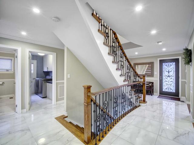 36 Butterfield Dr, House detached with 5 bedrooms, 4 bathrooms and 6 parking in Toronto ON | Image 2