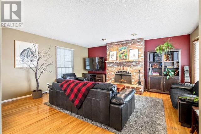 2431 Sandhurst Avenue Sw, House detached with 4 bedrooms, 2 bathrooms and 3 parking in Calgary AB | Image 3