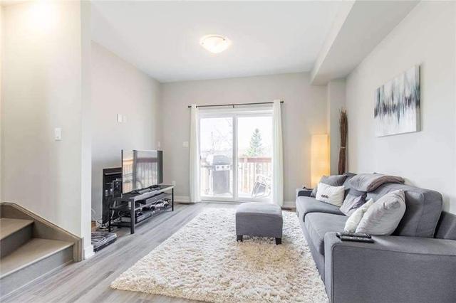 48 Markle Cres, Townhouse with 3 bedrooms, 2 bathrooms and 2 parking in Hamilton ON | Image 3