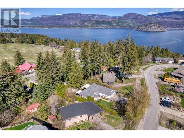 2213 Lakeview Drive, House detached with 2 bedrooms, 2 bathrooms and 2 parking in Columbia Shuswap C BC | Image 2