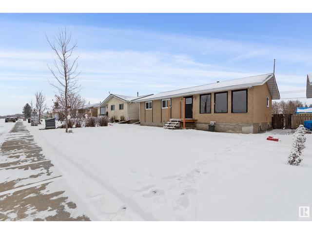 4851 48 Av, House detached with 5 bedrooms, 2 bathrooms and null parking in Chipman AB | Image 2
