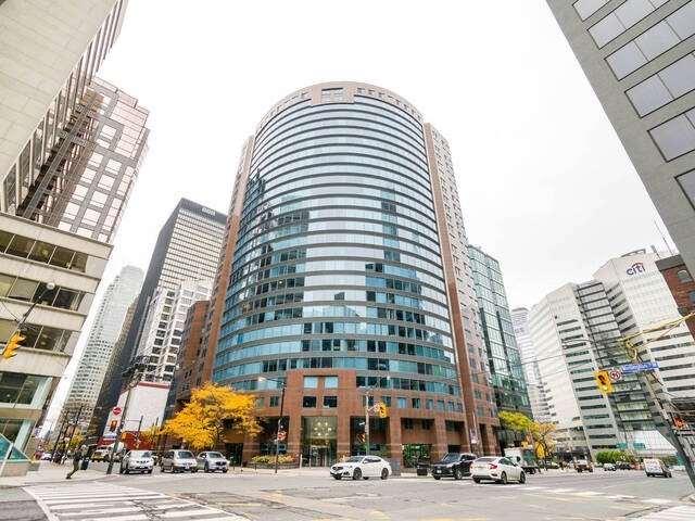 1105 - 33 University Ave, Condo with 1 bedrooms, 2 bathrooms and 1 parking in Toronto ON | Image 1