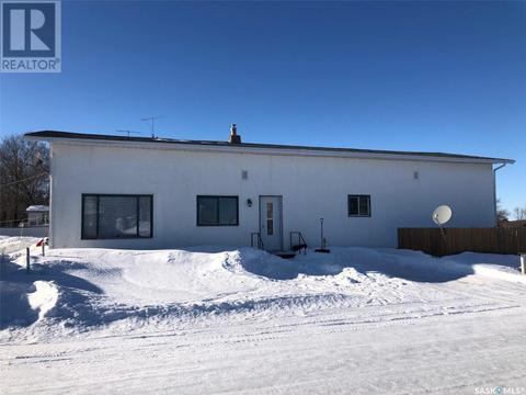 520 Main Street, House detached with 5 bedrooms, 2 bathrooms and null parking in Sturgis SK | Card Image