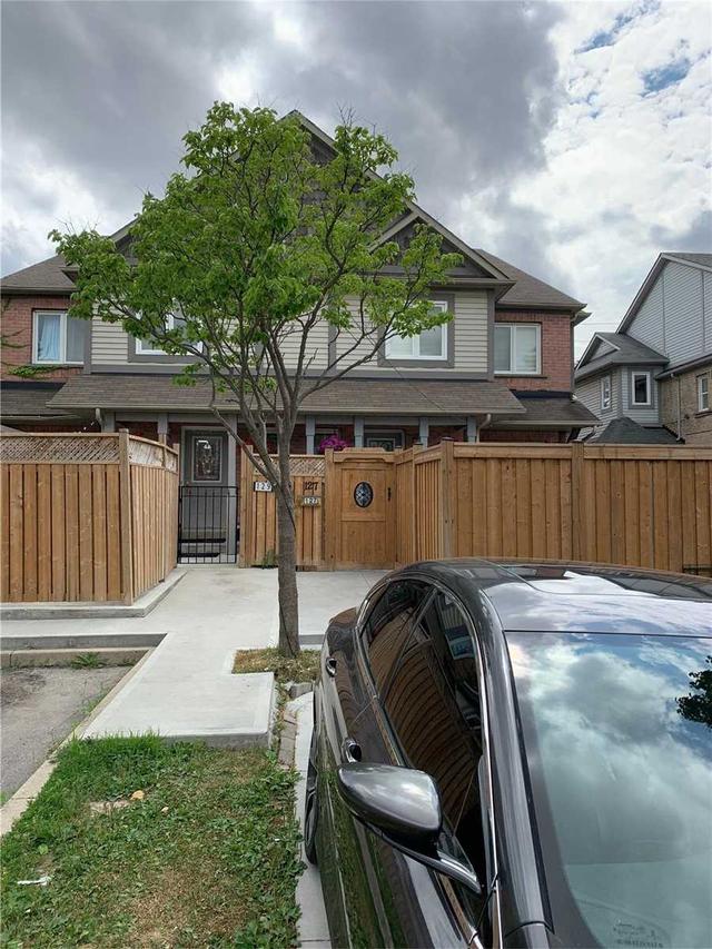 127 Chipmunk Cres, House attached with 3 bedrooms, 3 bathrooms and 3 parking in Brampton ON | Image 1