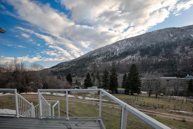 3637 Broadwater Rd, House detached with 3 bedrooms, 3 bathrooms and null parking in Central Kootenay J BC | Image 36