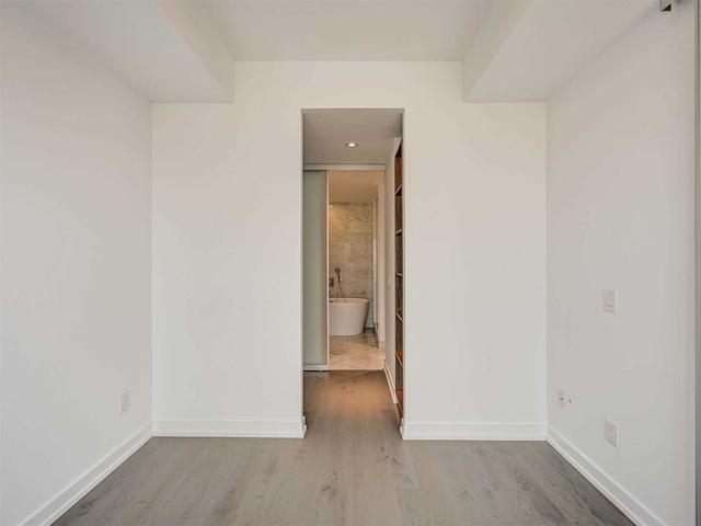 4012 - 488 University Ave, Condo with 1 bedrooms, 1 bathrooms and 0 parking in Toronto ON | Image 5