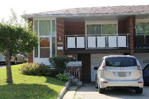 864 Consort Cres, House semidetached with 3 bedrooms, 2 bathrooms and 3 parking in Mississauga ON | Image 1