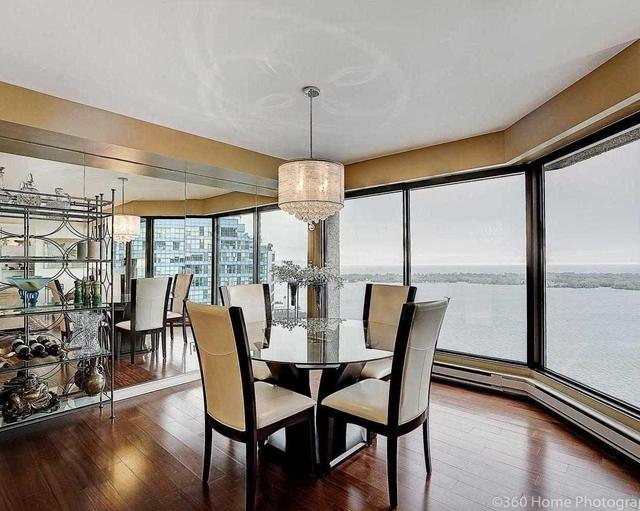 3512 - 55 Harbour Sq, Condo with 2 bedrooms, 2 bathrooms and 1 parking in Toronto ON | Image 9