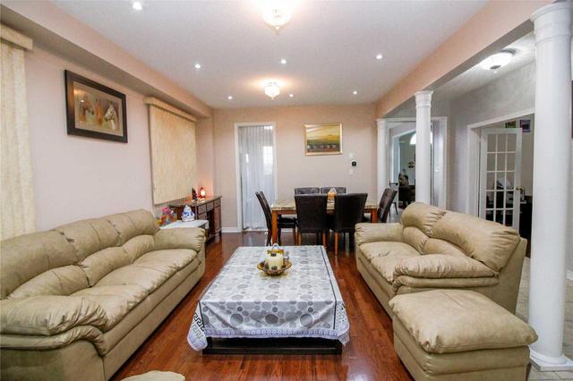 8 Constance St, House detached with 5 bedrooms, 6 bathrooms and 3 parking in Brampton ON | Image 2