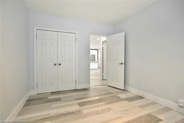 102 - 2054 Courtland Dr, Condo with 2 bedrooms, 1 bathrooms and 1 parking in Burlington ON | Image 5