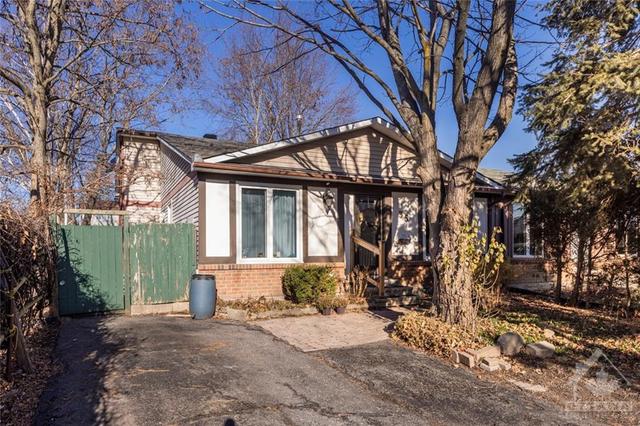 35 Melanie Crescent, Home with 3 bedrooms, 2 bathrooms and 3 parking in Ottawa ON | Image 5
