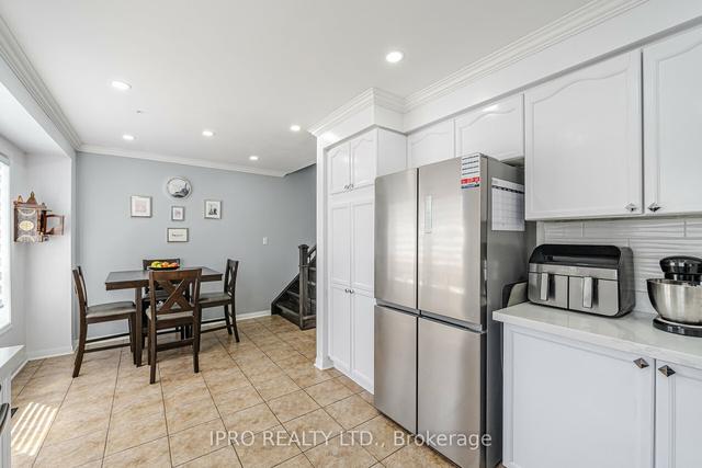 93 Decker Hollow Circ, House attached with 3 bedrooms, 3 bathrooms and 5 parking in Brampton ON | Image 5