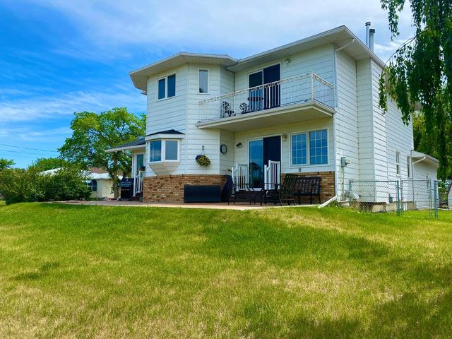 121 7 Street W, House detached with 3 bedrooms, 3 bathrooms and 2 parking in Drumheller AB | Image 2