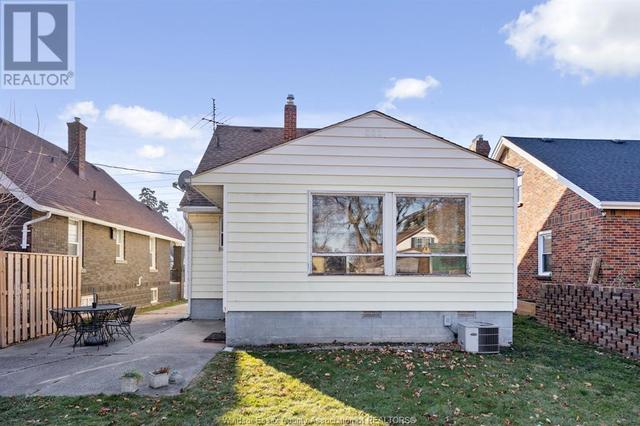 2262 Byng, House detached with 4 bedrooms, 1 bathrooms and null parking in Windsor ON | Image 16