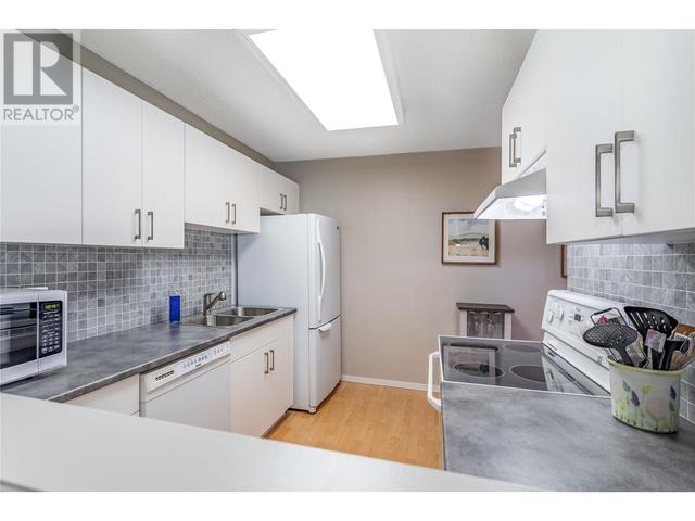 305 - 555 Rowcliffe Avenue, Condo with 2 bedrooms, 2 bathrooms and 1 parking in Kelowna BC | Image 4