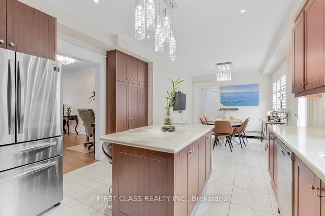 62 Jenny Thompson Crt, House attached with 3 bedrooms, 3 bathrooms and 5 parking in Richmond Hill ON | Image 7