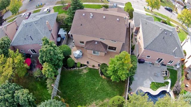 8 Varley Dr, House detached with 4 bedrooms, 4 bathrooms and 4 parking in Ajax ON | Image 2