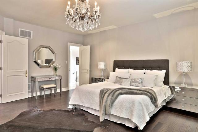 25 Douglas Cres, House detached with 4 bedrooms, 6 bathrooms and 4 parking in Toronto ON | Image 14