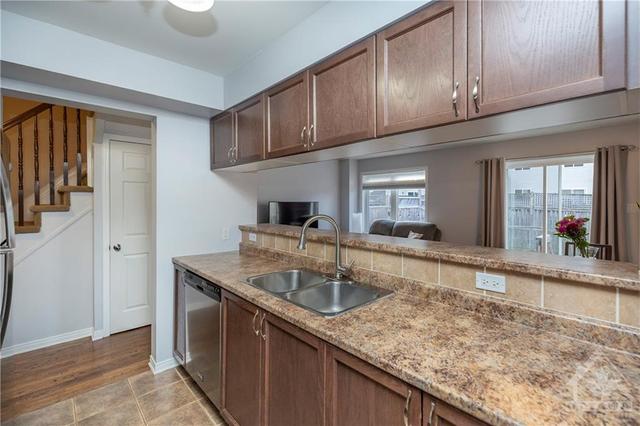 431 Dusk Private, Townhouse with 3 bedrooms, 2 bathrooms and 3 parking in Ottawa ON | Image 5
