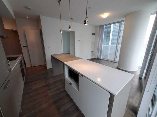 2402 - 100 Harbour St, Condo with 2 bedrooms, 2 bathrooms and 0 parking in Toronto ON | Image 2
