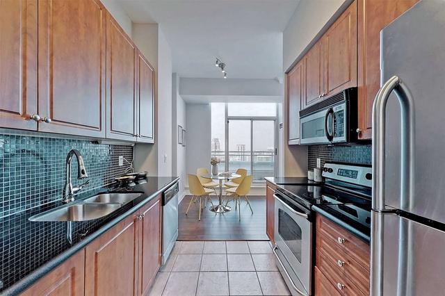 lph05 - 220 Burnhamthorpe Rd, Condo with 2 bedrooms, 2 bathrooms and 2 parking in Mississauga ON | Image 4