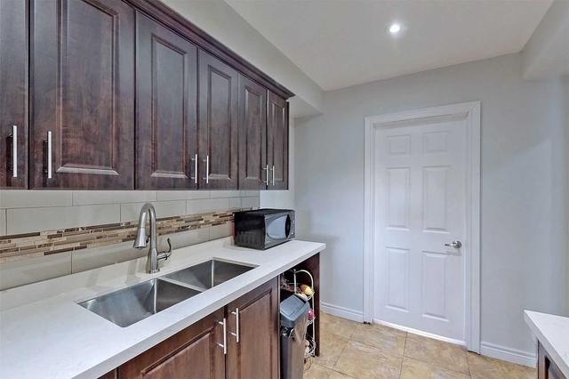 196 - 196 Fleetwood Cres, Townhouse with 3 bedrooms, 3 bathrooms and 1 parking in Brampton ON | Image 24
