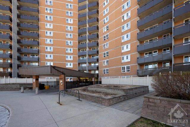 813 - 2000 Jasmine Crescent, Condo with 2 bedrooms, 1 bathrooms and 1 parking in Ottawa ON | Image 3