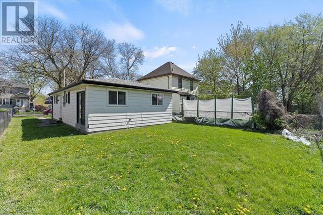 561 Chippawa Street, House detached with 3 bedrooms, 1 bathrooms and null parking in Windsor ON | Image 22